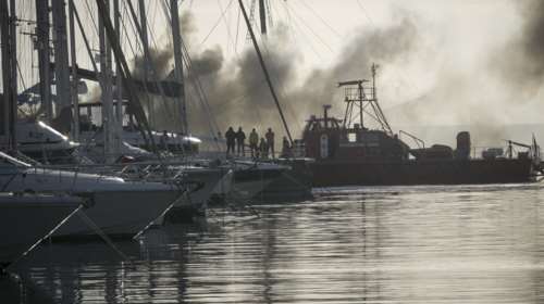 Φωτιά σε σκάφος στη μαρίνα Αλίμου
