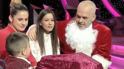 Ο Αλβανός πρωθυπουργός εμφανίστηκε σε εκπομπή ντυμένος Αγιος Βασίλης