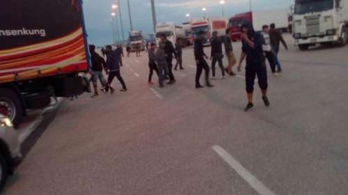 Λιμενικός έσπασε το πόδι του καταδιώκοντας παράτυπους μετανάστες (ΦΩΤΟ)