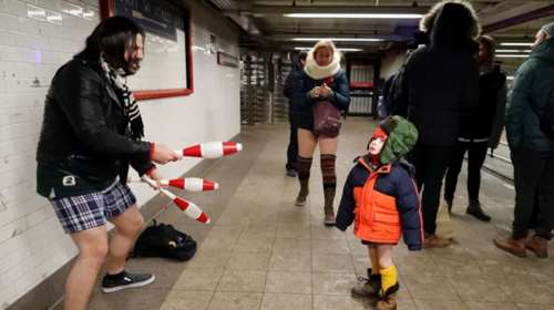 Ποιο πολικό ψύχος; Οι νεοϋορκέζοι τίμησαν τη μέρα χωρίς παντελόνι (ΦΩΤΟ)