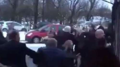 Κωμικοτραγικό! Πλακώθηκαν στο ξύλο σε κηδεία στη Σκωτία (ΒΙΝΤΕΟ)