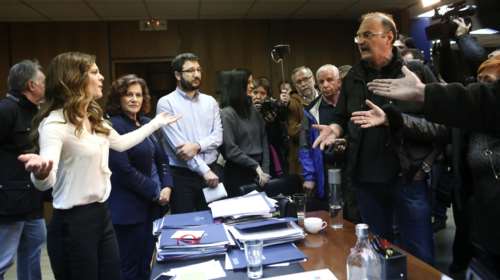 «Έφοδος» στο υπουργείο Εργασίας: «Για το δικαίωμα στην απεργία χύθηκε αίμα»