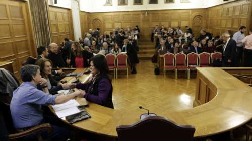 Γκρίνια βουλευτών του ΣΥΡΙΖΑ για τα επιδόματα των τριτέκνων