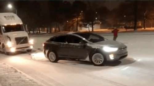 Το τετρακίνητο Tesla X ξεκολλάει τριαξονικό από τα χιόνια στις ΗΠΑ