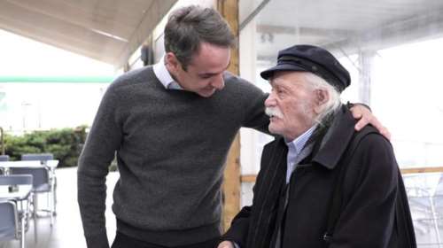 Απρόσμενη συνάντηση Μητσοτάκη με τον Μανώλη Γλέζο- φωτο