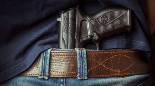 Αναστάτωση με άνδρα που κυκλοφορούσε με όπλο στην Κρήτη