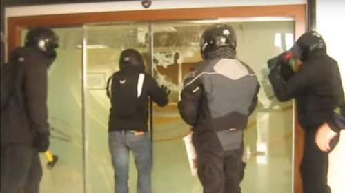 Έφοδος του Ρουβίκωνα σε συμβολαιογραφείο, έριξαν νερά στους υπολογιστές