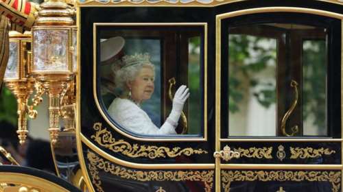 Bασίλισσα Ελισάβετ: Νόμιζα ότι το στέμμα θα μου σπάσει τον λαιμό