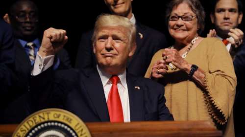 Πυρ ομαδόν κατά Τραμπ για τους "απόπατους" μετανάστες