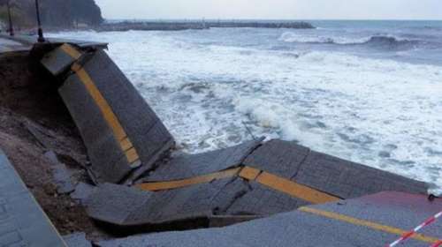 Επεσε ο δρόμος στον Αγιο Ιωάννη Πηλίου από την κακοκαιρία Εικόνες