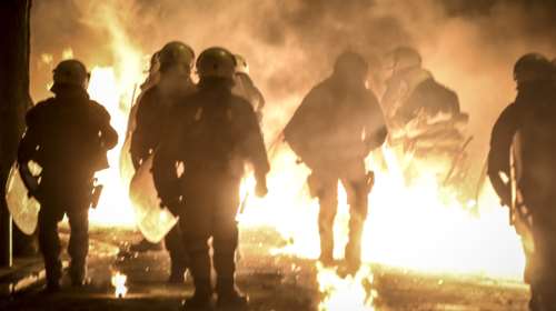 Πόλεμος με μολότοφ ξανά στο Πολυτεχνείο με σύλληψη ανηλίκου