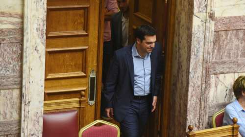 Γιατί το Μαξίμου βάζει πάγο στην παραίτηση Ζουράρι έως αύριο
