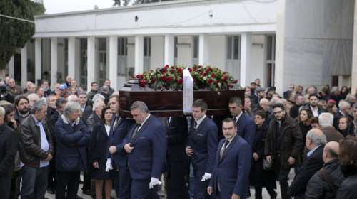 Συγγενείς και σύντροφοι αποχαιρέτησαν τον Θοδωρή Μιχόπουλο