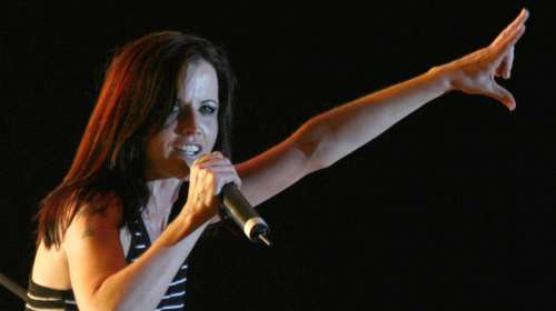 Πέθανε αιφνιδίως στα 46 της χρόνια η τραγουδίστρια των Cranberries