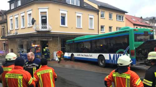 Γερμανία: Σχολικό έπεσε πάνω σε τοίχο --43 παιδιά τραυματισμένα