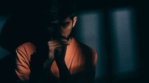 Σοκ στη Θεσσαλονίκη: Κρατούσαν φυλακισμένους σε αποθήκη 13 αλλοδαπούς