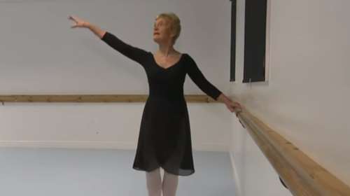 Η γηραιότερη μπαλαρίνα στην Βρετανία χορεύει στα 80 της