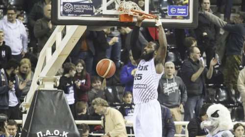 Η συγγνώμη παίκτη του ΠΑΟΚ σε γυναίκα φωτορεπόρτερ με ένα λουλούδι