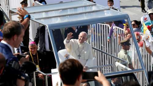 Ο Πάπας Φραγκίσκος έσπασε το πρωτόκολλο: Δείτε τι έκανε -βίντεο