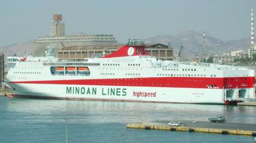 Στο λιμάνι του Ηρακλείου προσέκρουσε το "Festos Palace" με 280 άτομα