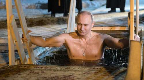 Ο «μάτσο» Πούτιν βούτηξε γυμνός στην παγωμένη λίμνη