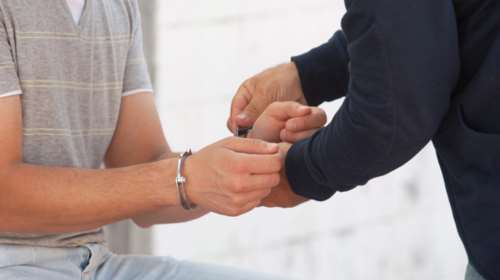 Συνελήφθη σπείρα ανηλίκων που «έγδυνε» ανήλικους σε Ν.Σμύρνη &amp; Καλλιθέα