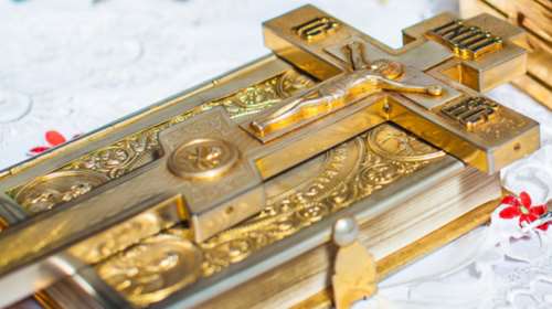 Επιασαν τον κλέφτη με το Ευαγγέλιο, τα δισκοπότηρα &amp; τον σταυρό