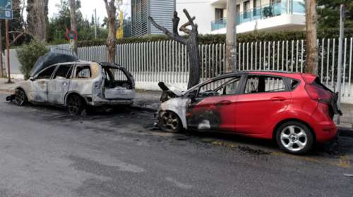 Εμπρησμός τριών οχημάτων έξω από την πρεσβεία της Ουκρανίας