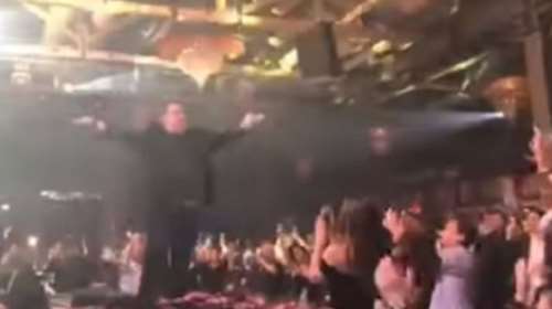 Ο Καρράς τραγουδά το &quot;Μακεδονία Ξακουστή&quot; και γίνεται χαμός (βιντεο)