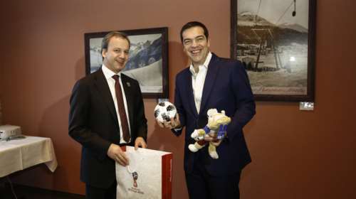Δώρο στον Τσίπρα η μπάλα και η μασκότ του Μουντιάλ