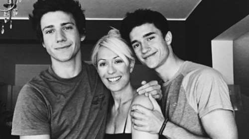 Οι γιοι της Μπακοδήμου μας δείχνουν τον τρίτο 10χρονο αδελφό τους [Εικόνες]