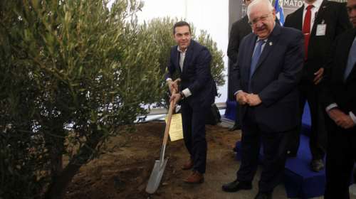 Ο Τσίπρας φύτεψε μια ελιά στο μουσείο του Ολοκαυτώματος