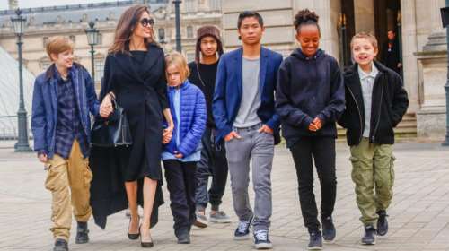 Η Τζολί θαύμασε την Αφροδίτη της Μήλου στο Λούβρο μαζί με τα παιδιά της