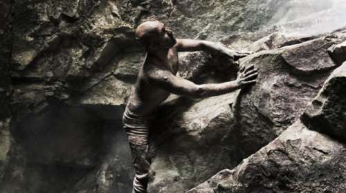 Ο Άκραμ Καν ανεβάζει τον &quot;Ξένο&quot; στη σκηνή της Στέγης