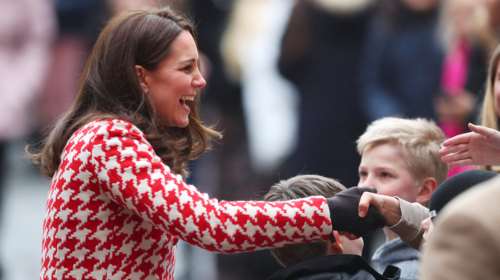 Παροξυσμός στη Σουηδία για ένα άγγιγμα της εγκυμονούσας Κέιτ Μίντλετον