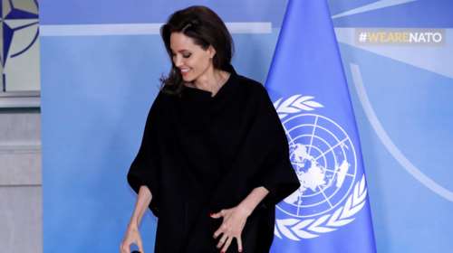 Η αμήχανη στιγμή της Τζολί: Πέταξε την τσάντα της για να βγει φωτογραφία