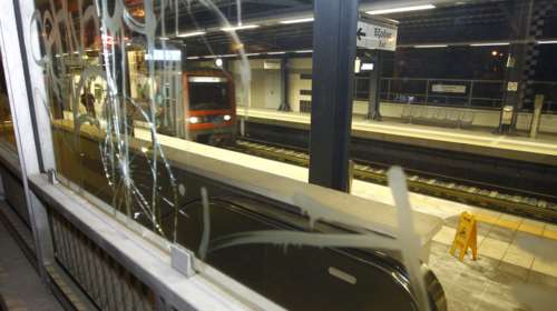 Καταδρομική επίθεση κουκουλοφόρων στον ΗΣΑΠ στα Πευκάκια