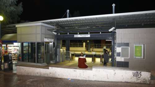 Επίθεση αγνώστων στους σταθμούς του ΗΣΑΠ σε Πευκάκια και Πετράλωνα