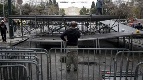 Με πλάτη στη Βουλή στήνεται η εξέδρα για το συλλαλητήριο φωτό