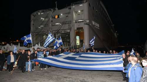 Με τον Εθνικό Υμνο και το «Πότε θα κάνει ξατσεριά» έφτασαν οι Κρητικοί