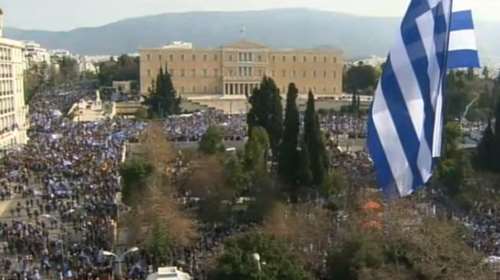 Σε ρυθμό συλλαλητηρίου η Αθήνα- Πλήθος διαδηλωτών στο Σύνταγμα