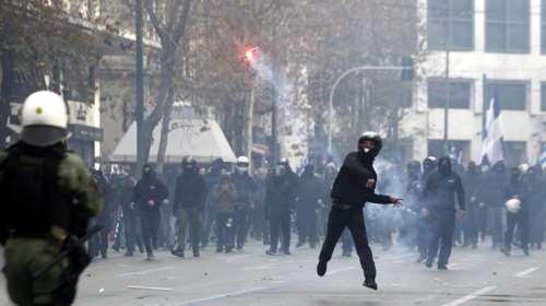 Ενταση και μικροεπεισόδια στα Προπύλαια - Χρυσαυγίτες εναντίον ΜΑΤ