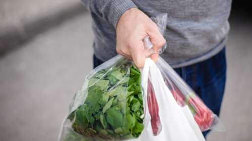 Mειώθηκε κατά 80% η χρήση της πλαστικής σακούλας