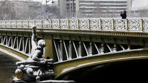 Πάγωσε το Παρίσι:χιλιάδες εγκλωβισμένοι σε σταθμούς-αεροδρόμια