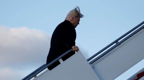 O άνεμος αποκαλύπτει την αλήθεια για τα μαλλιά του Τραμπ [Βίντεο]