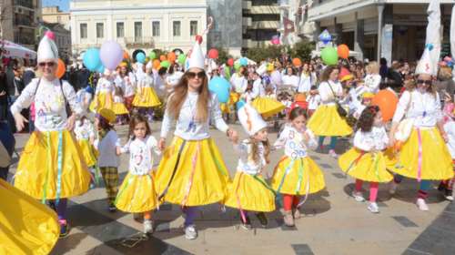 Στους δρόμους της Πάτρας 13.000 μικροί καρναβαλιστές