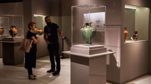 Νυχτερινή ξενάγηση στα εκθέματα του μουσείου Ακρόπολης