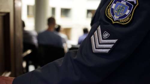 Θέλησε να &quot;λαδώσει&quot; αστυνομικό για να μικρύνει την ηλικία της!