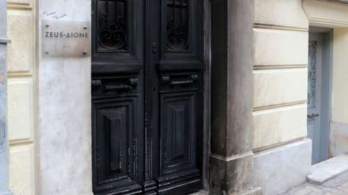 Εμπρηστική επίθεση στην επιχείρηση της Μαρέβας Μητσοτάκη στου Ψυρρή