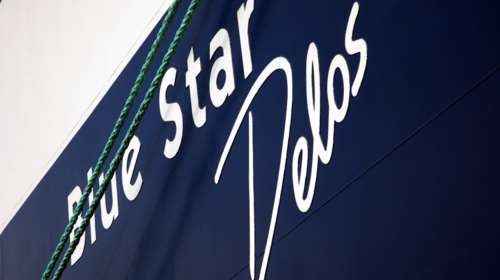 Μάχη με τα κύματα του Blue Star Delos στο λιμάνι της Τήνου